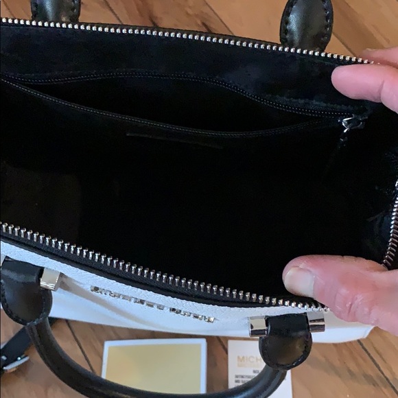 Michael Kors Medium Leather Satchel. - Picture 5 of 5